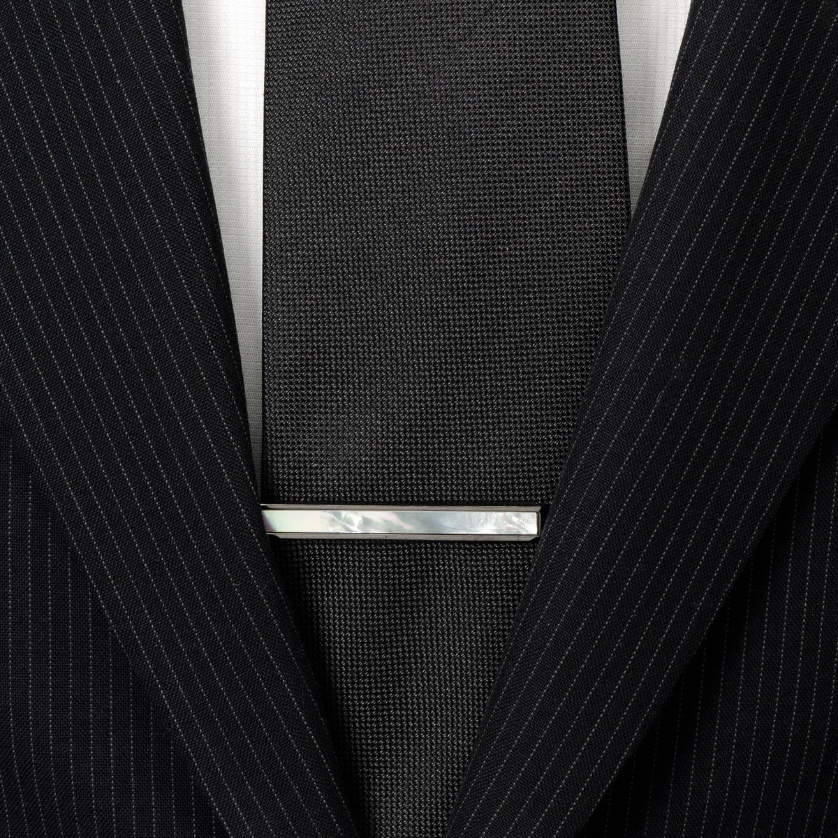 Alfiler de Corbata con Incrustaciones de Nácar y Bronce de Cañón